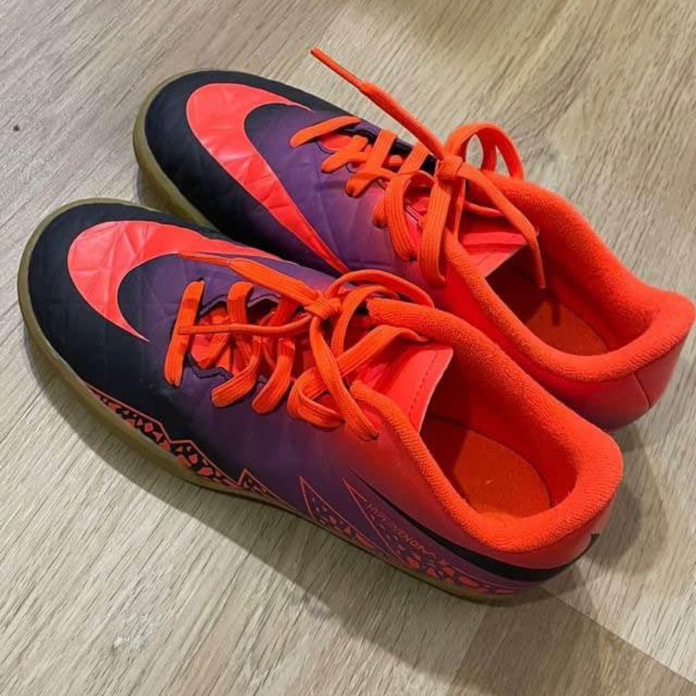 Kid Nike soccer cleats — size 1.5Y